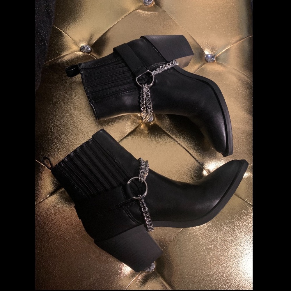 (New) Chain Accent Ankle Boots - Picture 2 of 16